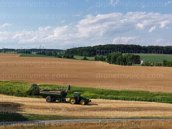 Cover for John Deere tractor with grain cart